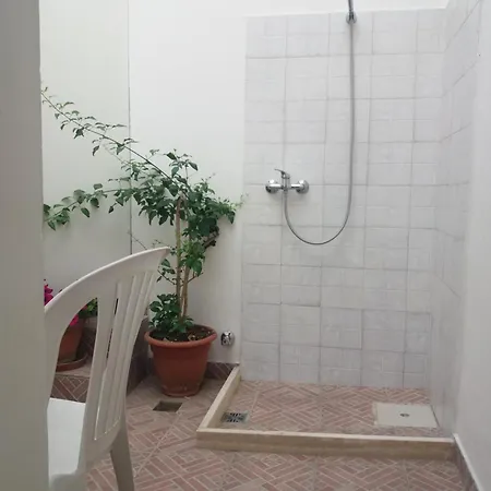 ゲストハウス M & G - *